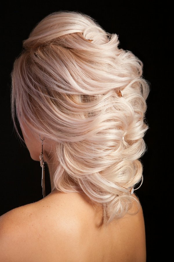 Comment réaliser une coiffure tressée élégante pour une soirée?