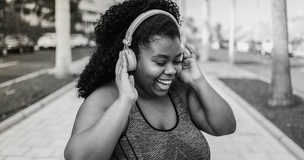 Comment intégrer des séances de cardio-dance dans une routine de fitness pour amincir et tonifier le corps ?