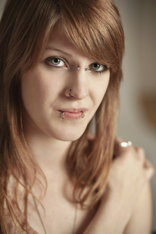 Piercing au travail : droits et obligations des salariés